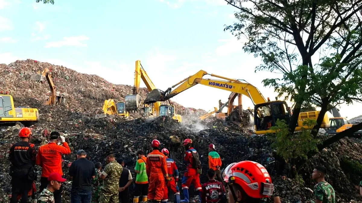 Longsor terjadi di Tempat Pengolahan Sampah Terpadu (TPST) Bantargebang, Kota Bekasi, Jawa Barat, Minggu (8/3) sekitar pukul 14.18 WIB. (Sumber: Beritajakarta.id | Foto: Beritajakarta.id)