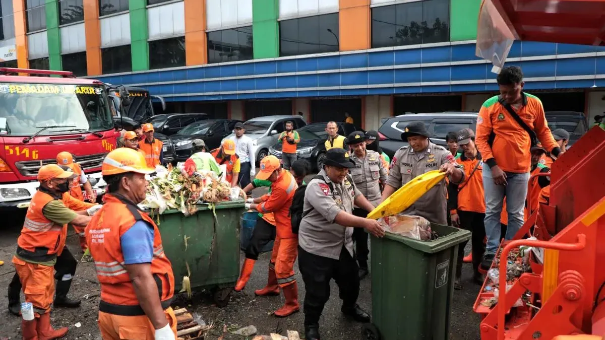 Pemerintah pusat dan Pemprov DKI Jakarta mengerahkan ratusan personel untuk membersihkan kawasan Pasar Kramat Jati, Jakarta Timur. (Sumber: beritajakarta.id | Foto: beritajakarta.id)