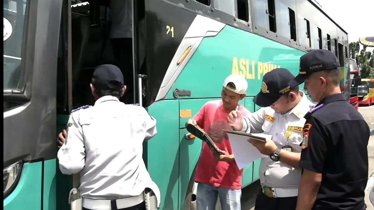 Pemeriksaan kelaikan Armada angkutan umum Antar Kota Antar Provinsi (AKAP) yang beroperasi di Terminal Kalideres. (Sumber: Beritajakarta.id | Foto: Beritajakarta.id)