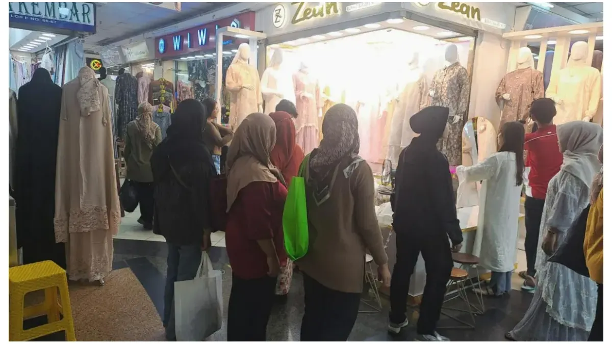 Pasar Tanah Abang Ramai Jelan Idulfitri, Masyarakat Borong Gamis Binor dan Tunik (Sumber: beritajakarta.id)