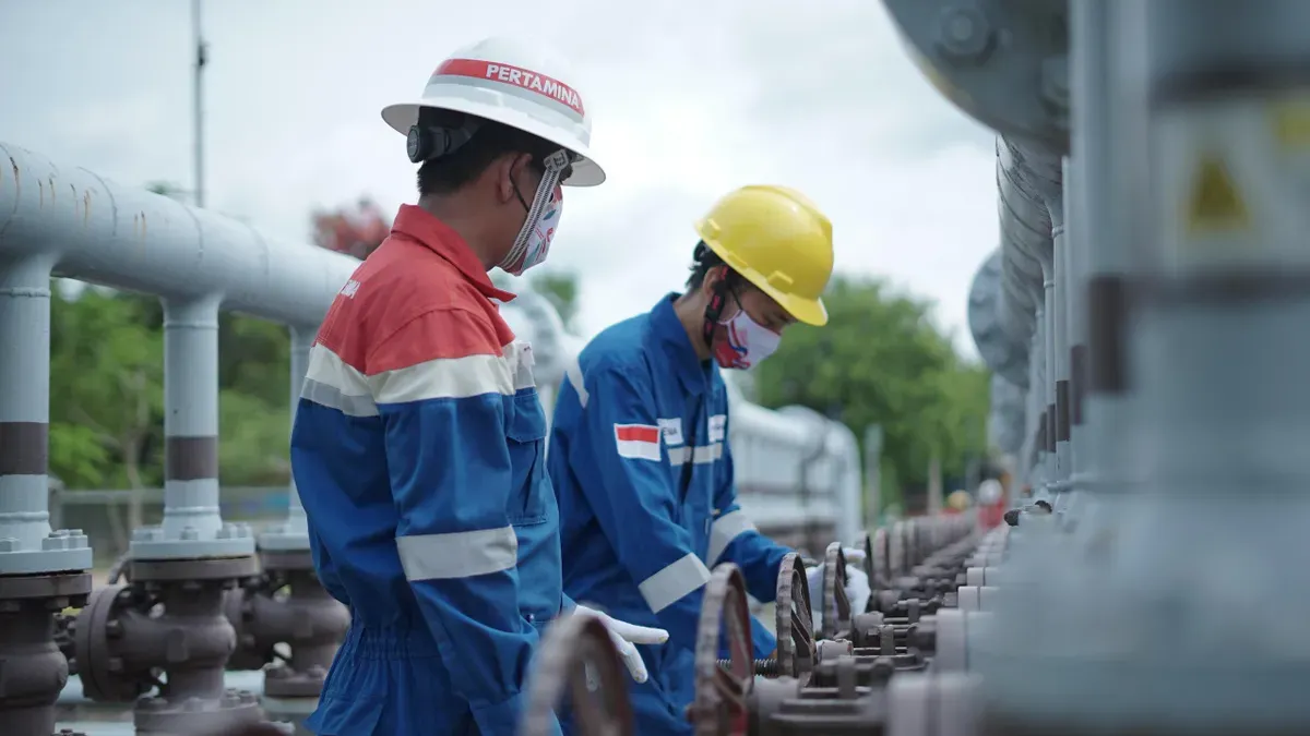 Ilustrasi Perwira Pertamina.PT Pertamina EP (PEP) Zona 4 menargetkan peningkatan produksi minyak di kisaran 30.305 BOPD barel per hari (BOPD) dan produksi gas sekitar 485,07 juta kaki kubik per hari (MMSCFD) pada 2026 (Foto: Dok Pertamina)
