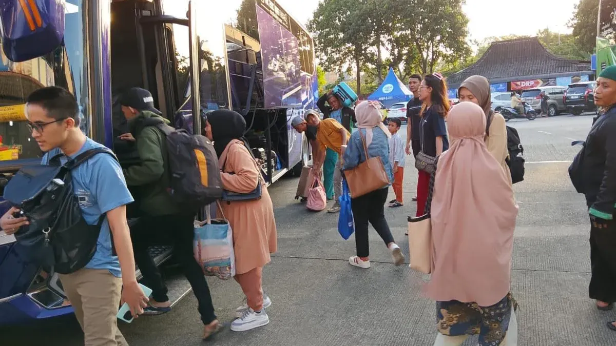 Memasuki H-4 Hari Raya Idulfitri 1447 Hijriah, arus mudik di Terminal Bus Kampung Rambutan, Jakarta Timur mulai menunjukkan lonjakan signifikan. (Sumber: beritajakarta.id | Foto: beritajakarta.id)