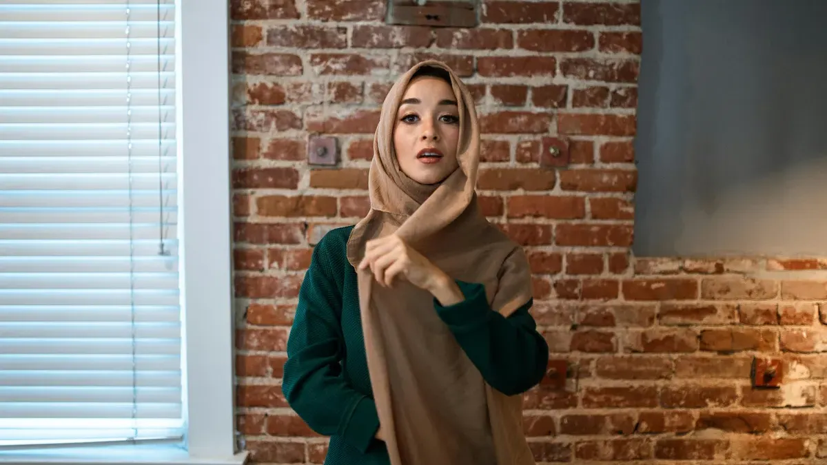 Inspirasi Outfit Hijab. (Sumber: Pexels/RDNE Stock project)