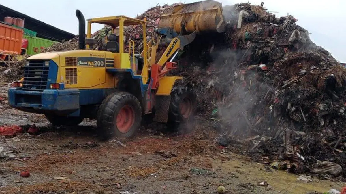 Volume sampah di Pasar Induk Kramat Jati diperkirakan mencapai 6.970 ton atau setara dengan kurang lebih 410 truk tronton. (Sumber: Beritajakarta.id | Foto: Beritajakarta.id)