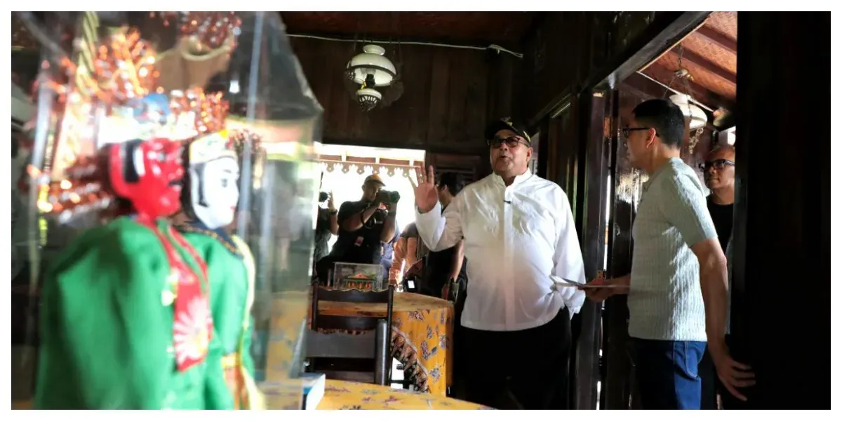 Wakil Gubernur DKI Jakarta, Rano Karno meninjau Anjungan DKI Jakarta di Taman Mini Indonesia Indah (TMII) (Sumber: beritajakarta.id)