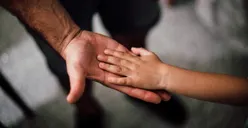 Wajibkah Ayah Menafkahi Anak Angkat dan Tiri? Ternyata Ada Keutamaan dalam Islam