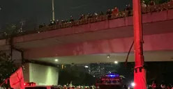 Masyarakat Kembali Turun ke Jalan! Aksi Cabut UU TNI dan Tolak RUU Polri Masih Berlangsung di Gedung DPR Jakarta 