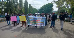 Ratusan Demonstran Geruduk Kantor Gubernur Papua Barat Daya Tolak Tambang Raja Ampat