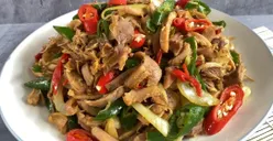 Menu Buka Puasa Sederhana Ayam Suwir Cabe Ijo dan Es Kelapa Madu