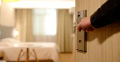 Masih Masa Libur Nataru, Tips Memilih Penginapan untuk Berlibur bersama Keluarga 
