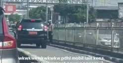 Viral! Mobil Plat Merah Lewat Jalur Transjakarta, Polisi Tak Tilang tapi Beri Hormat