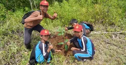 Edukasi Generasi Muda, Siswa SD Belajar Jaga Bumi lewat Tanam Pohon di Program Energizing Green Spaces