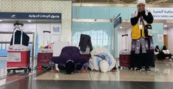 Haru dan Bahagia, Jemaah Haji asal Pekanbaru Riau Sujud Syukur saat Tiba di Bandara Madinah