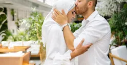 Apakah Berpelukan atau Mencium Kening Pasangan Halal Saat Puasa Bisa Membatalkan?