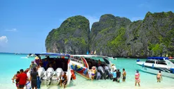 Nikmati Liburan Praktis Bersama Debit BRI Multicurrency dan BRImo