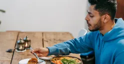 Hukum Melihat Mukbang saat Puasa, Membatalkan atau Tidak?
