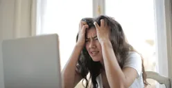 Sering Sakit  dan Gelisah, 4 Tanda Hidupmu Dipenuhi Energi Negatif