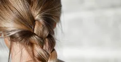 Rambut Kamu Beruban? Coba 6 Tips Mengurangi Resiko Rambut Beruban, Salah Satunya Memilih Jenis Shampo yang Benar!