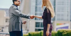 5 Cara untuk Membuat Kesan Pertama yang Baik Saat Pertama Kali Bertemu dengan Orang Baru
