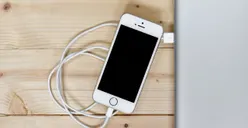 Tips Cara Mengecas iPhone yang Benar agar Tidak Mengurangi Umur Baterai, Salah satunya Harus Melepas Casing?