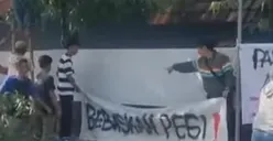 Tuntut Keadilan Kasus Vina Cirebon, Warga Gelar Aksi Tanda Tangan Petisi di Depan Rumah Abdul Pasren