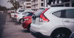 Seputar Otomotif: Ini Tips Aman Untuk Parkir Mobil di Jalan Raya, Simpel tapi Penting 