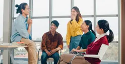 Tidak Cocok dengan Kepribadian Introvert atau Ekstrovert? Cek 10 Sifat Ambivert Ini, Jangan-jangan Kamu Salah Satunya! 
