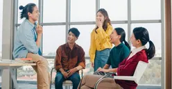 Banyak Orang Diam-diam Memperhatikanmu? Ini Ciri Kamu Punya Daya Tarik Kuat yang Memikat Orang Lain Menurut Psikologi