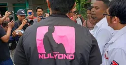 Bagi-bagi Buku dan Susu ke Warga, Kaesang Pangarep Pakai Rompi ‘Putra Mulyono’, PSI: Kita Nggak Tahu!