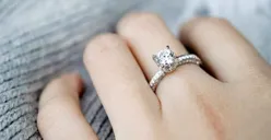 Secara Psikologi Rupanya Orang yang Suka Pakai Cincin di Jari Tengah Punya Kepribadian Ini, Kamu Termasuk?
