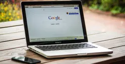 Ingin Logout Akun Google dari Laptop Milik Orang Lain menggunakan iPhone? Mudah Saja, Ini Caranya!