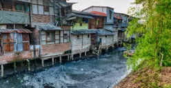 Walau Tergolong Kota Modern, Warga Jakarta Masih Ada yang Rumahnya Berlantai Tanah