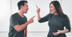 Fakta Psikologi: 7 Ciri Bahasa Tubuh Orang yang Manis di Depan Tapi Selalu Ghibah di Belakang