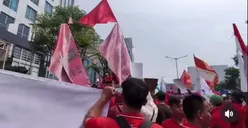 Kurir J&T Unjuk Rasa di Depan PT Global Bintang Timur Ekspress, Tolak Pemotongan Upah dan PHK Sepihak