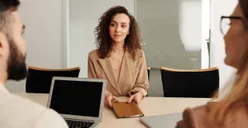 Inilah 8 Teknik Bahasa Tubuh Saat Interview atau Wawancara Kerja yang Harus Kamu Lakukan agar Lolos