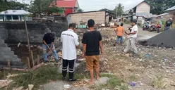 Gelar Bakti Sosial, Tim KS-UR PT NHM Bersihkan Sampah dan Buat Penampungan Sampah di Pasar Malifut