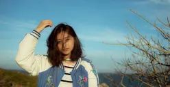 Di Balik Sikap Cueknya, Inilah 10 Tanda Psikologi Wanita yang Diam-Diam Suka Kamu