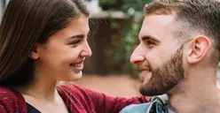 5 Tanda Kamu Hanya Dijadikan Pelarian atau Pelampiasannya, Salah Satunya Suka Bahas Mantan!