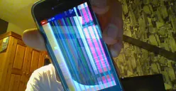LCD iPhone Bergaris? Ternyata Ini Penyebab dan Solusinya