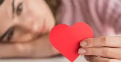 7 Tanda Psikologi Seseorang sedang Memikirkan Kamu Diam-diam, Menghindari Eye Contact Salah Satunya!