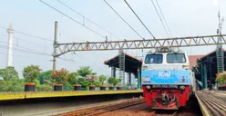 PT KAI Daop 2 Bandung: Aktivitas di Jalur Kereta Api Berbahaya dan Melanggar Hukum