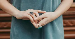 Kamu Suka Memakai Cincin di Jari Mana? Cari Tahu Kepribadian yang Kamu Miliki Berdasarkan Letak Cincin yang Dipakai