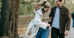 7 Fakta Psikologi Cinta yang Kamu Harus Tahu, Bergandengan Tangan Bisa Redakan Stres
