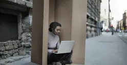 Kamu Orang yang Pendiam? Ini 7 Jurusan Kuliah Cocok untuk Kaum Introvert, Lengkap dengan Prospek Kerja