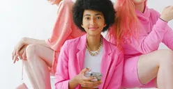 6 Tanda Orang yang Punya Aura Positive Vibes