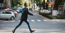 Kepribadian Orang dengan Kebiasaan Jalan Cepat, Ternyata Termasuk Ekstrovert Lho!