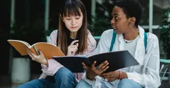 Lulusan IPS Merapat! Ini 5 Jurusan Kuliah Soshum dengan Gaji Tinggi dan Pilihan Kerjanya Banyak
