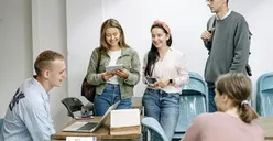 5 Jurusan Kuliah Unik Ini Hanya Ada di Indonesia Lho, Ada Jurusan Teknologi Batik!
