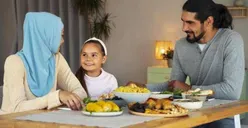 Masih Makan dan Minum Sahur Saat Adzan Subuh, Puasa Ramadhan Sah atau Tidak? Ini Penjelasannya