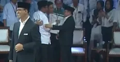 Momen 3 Cawapres Berpelukan Usai Debat Perdana Pilpres 2024, Mahfud MD: Tidak Usah Bermusuhan